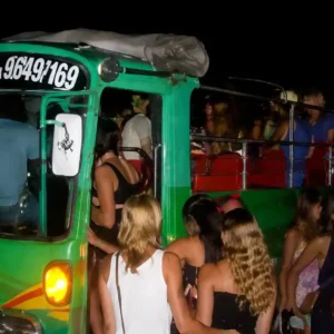 Mensen stappen in een feestbus tijdens een nachttour
