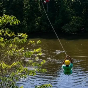 Avontuurlijk ziplinen boven Surinaamse rivier