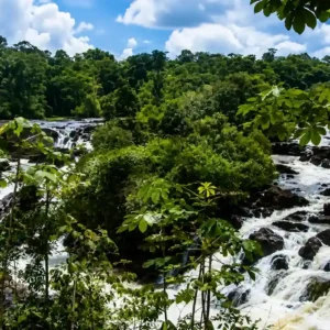 Indrukwekkende stroomversnellingen en watervallen in het Surinaamse tropische regenwoud