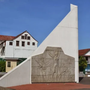 Wit historisch monument in stedelijke omgeving