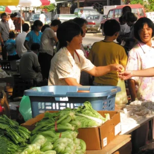 Mensen winkelen op een lokale groente- en fruitmarkt