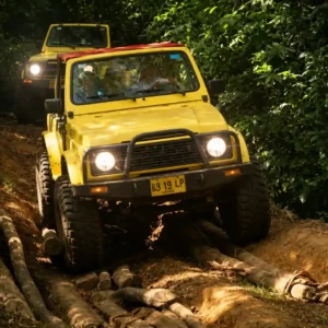 Gele 4x4 terreinwagens in Suriname