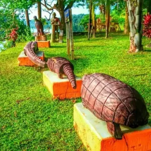 Houten sculpturen op grasveld rivieroever