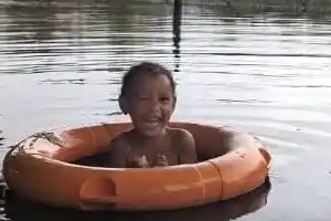 Zwemmen in Kola kleurig water